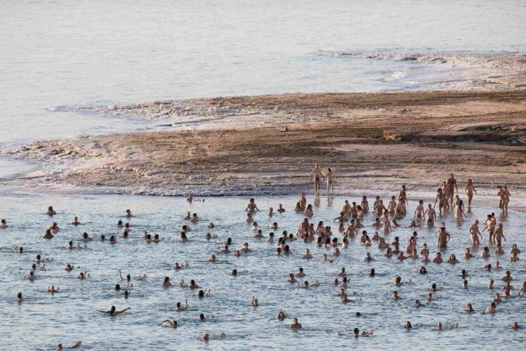 1,000 «νεκροί» γυμνοί σε μία θάλασσα… (Βιντεο) | Newsit.gr 1,000 «νεκροί» γυμνοί σε μία θάλασσα… (Βιντεο) | Newsit.gr