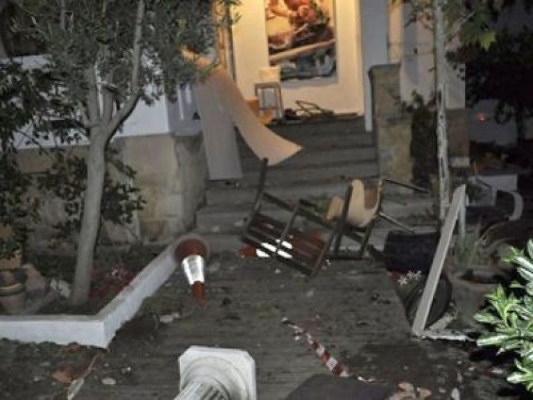 Πάτρα: Καταστροφές και ξύλο σε μια… αμιγώς αντρική κουβέντα! | Newsit.gr Πάτρα: Καταστροφές και ξύλο σε μια… αμιγώς αντρική κουβέντα! | Newsit.gr