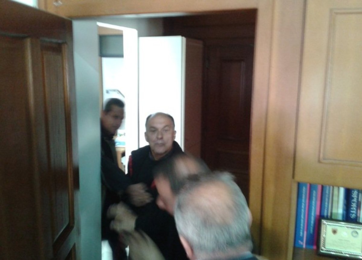 Τρίκαλα: Λίγο έλειψε να έρθουν στα χέρια μέσα στο Δημαρχείο – ΦΩΤΟ | Newsit.gr Τρίκαλα: Λίγο έλειψε να έρθουν στα χέρια μέσα στο Δημαρχείο – ΦΩΤΟ | Newsit.gr
