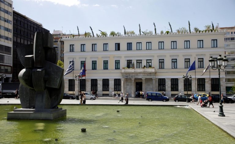Περικοπές από την τρόικα €500 εκατ. και στους ΟΤΑ | Newsit.gr Περικοπές από την τρόικα €500 εκατ. και στους ΟΤΑ | Newsit.gr