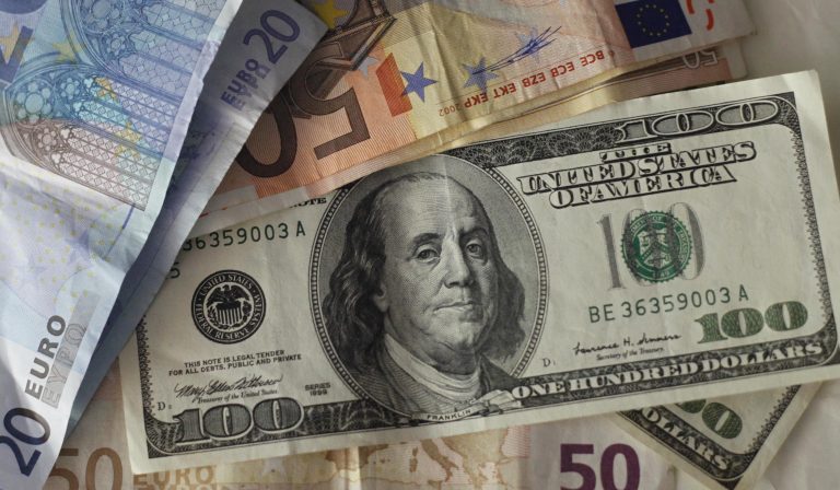 Υπό πίεση το ευρώ | Newsit.gr Υπό πίεση το ευρώ | Newsit.gr