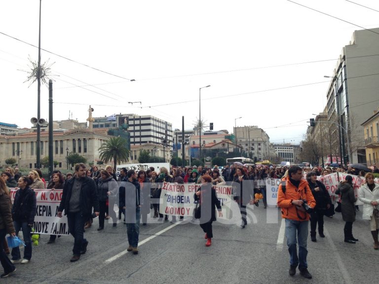 TΩΡΑ: Διαμαρτυρία εργαζομένων στις κοινωνικές δομές των Δήμων | Newsit.gr TΩΡΑ: Διαμαρτυρία εργαζομένων στις κοινωνικές δομές των Δήμων | Newsit.gr