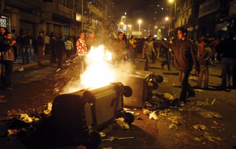 Επεισόδια στο Κάιρο – Πετροβόλησαν υπουργό και περικύκλωσαν τον μεγάλο ιμάμη | Newsit.gr Επεισόδια στο Κάιρο – Πετροβόλησαν υπουργό και περικύκλωσαν τον μεγάλο ιμάμη | Newsit.gr