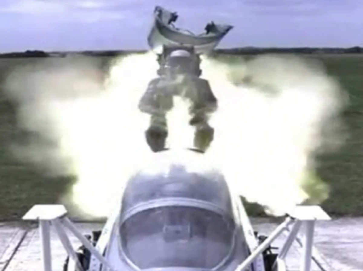 Eject!!! Η στιγμή της εγκατάλειψης ενός αεροσκάφους! ΒΙΝΤΕΟ | Newsit.gr Eject!!! Η στιγμή της εγκατάλειψης ενός αεροσκάφους! ΒΙΝΤΕΟ | Newsit.gr