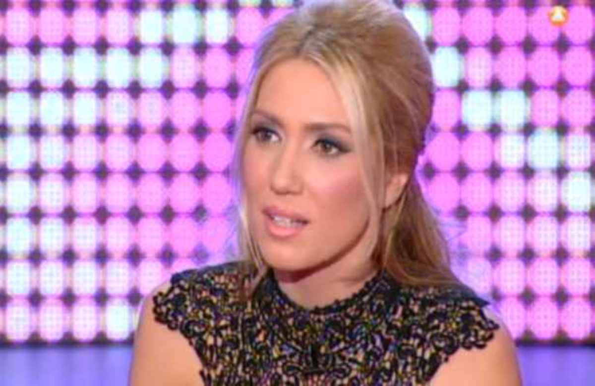 Η Έλενα Παπαβασιλείου αποκάλυψε στον Θέμο τι κάνει μόνη της στο σαλόνι της! | Newsit.gr Η Έλενα Παπαβασιλείου αποκάλυψε στον Θέμο τι κάνει μόνη της στο σαλόνι της! | Newsit.gr