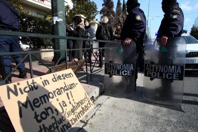 Γερμανοί και Έλληνες έκαναν “δώρο” στην Μέρκελ… περιττώματα! | Newsit.gr Γερμανοί και Έλληνες έκαναν “δώρο” στην Μέρκελ… περιττώματα! | Newsit.gr