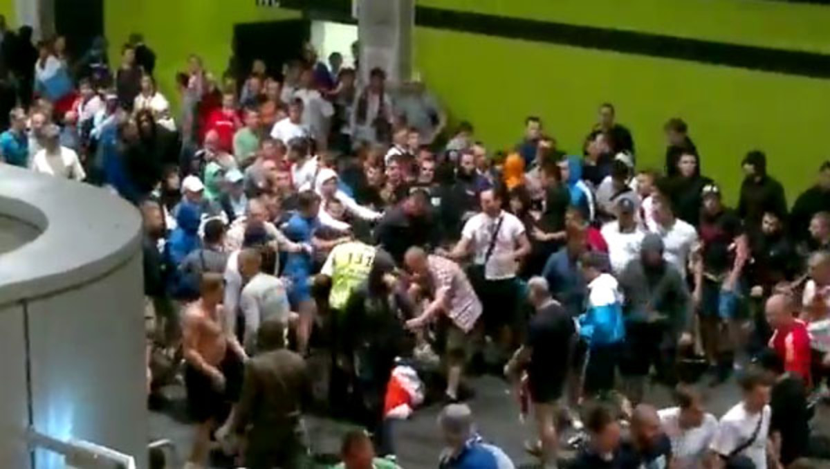 “Άρχισαν τα όργανα” με οπαδούς στο Euro – Δείτε VIDEO | Newsit.gr “Άρχισαν τα όργανα” με οπαδούς στο Euro – Δείτε VIDEO | Newsit.gr