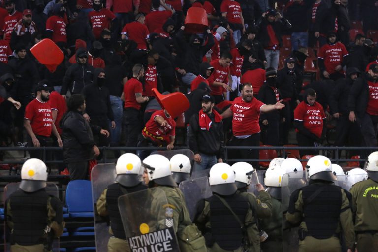 Αφήνουν μαχαιροβγάλτες να αλωνίζουν στα γήπεδα – Συνέλαβαν δυο οπαδούς για τα αίσχη στον τελικό του μπάσκετ – Ψάχνουν άλλους τρεις | Newsit.gr Αφήνουν μαχαιροβγάλτες να αλωνίζουν στα γήπεδα – Συνέλαβαν δυο οπαδούς για τα αίσχη στον τελικό του μπάσκετ – Ψάχνουν άλλους τρεις | Newsit.gr