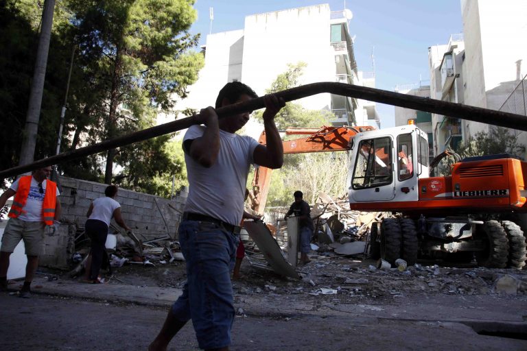 Το μνημόνιο έφερε μισθούς πείνας και ανασφάλιστη εργασία | Newsit.gr Το μνημόνιο έφερε μισθούς πείνας και ανασφάλιστη εργασία | Newsit.gr