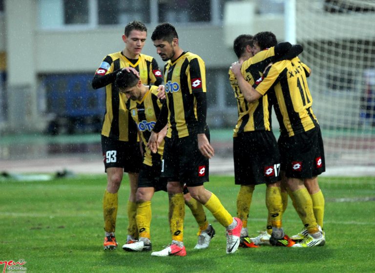 Τρίο στην κορυφή της Football League | Newsit.gr Τρίο στην κορυφή της Football League | Newsit.gr