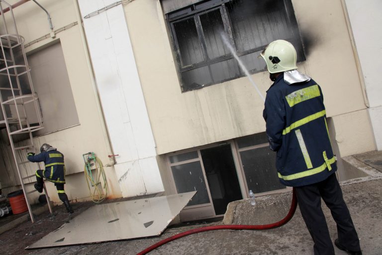 Ηράκλειο: Μάχη με τις φλόγες σε εργοστάσιο | Newsit.gr Ηράκλειο: Μάχη με τις φλόγες σε εργοστάσιο | Newsit.gr