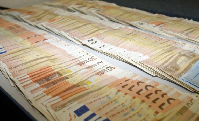 Απίστευτο! Οι πιο πλούσιοι μισθοί δίνονται από υπερχρεωμένους δήμους! | Newsit.gr Απίστευτο! Οι πιο πλούσιοι μισθοί δίνονται από υπερχρεωμένους δήμους! | Newsit.gr