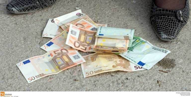 Ο ληστής έχασε τα χρήματα στο δρόμο | Newsit.gr Ο ληστής έχασε τα χρήματα στο δρόμο | Newsit.gr