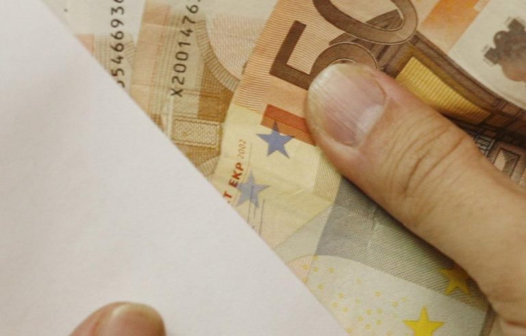 Αμφιλοχία: Της έκλεψαν φάκελο με 7.000 ευρώ! | Newsit.gr Αμφιλοχία: Της έκλεψαν φάκελο με 7.000 ευρώ! | Newsit.gr