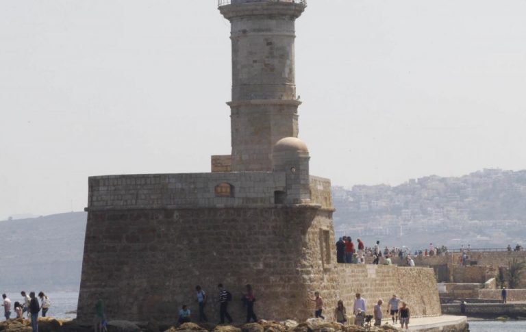 Έκανε γκράφιτι στον… Ενετικό Φάρο των Χανίων! | Newsit.gr Έκανε γκράφιτι στον… Ενετικό Φάρο των Χανίων! | Newsit.gr