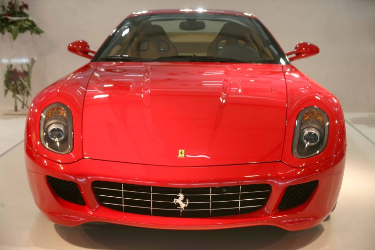 Ιδιοκτήτες Ferrari με εισόδημα 5.000 ευρώ! | Newsit.gr Ιδιοκτήτες Ferrari με εισόδημα 5.000 ευρώ! | Newsit.gr