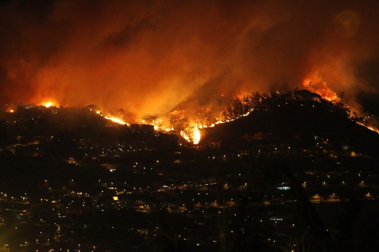Σε πύρινο κλοιό η χώρα – Μετά τα καμμένα σπίτια σε Κερατέα και Χανιά ξεσπούν νέα μέτωπα | Newsit.gr Σε πύρινο κλοιό η χώρα – Μετά τα καμμένα σπίτια σε Κερατέα και Χανιά ξεσπούν νέα μέτωπα | Newsit.gr