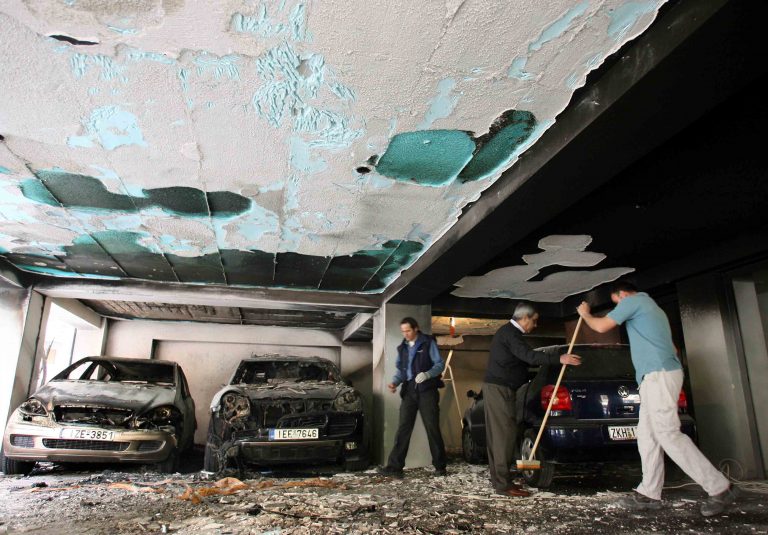 Στάχτη αυτοκίνητα, μηχανές και…σκουπίδια! | Newsit.gr Στάχτη αυτοκίνητα, μηχανές και…σκουπίδια! | Newsit.gr