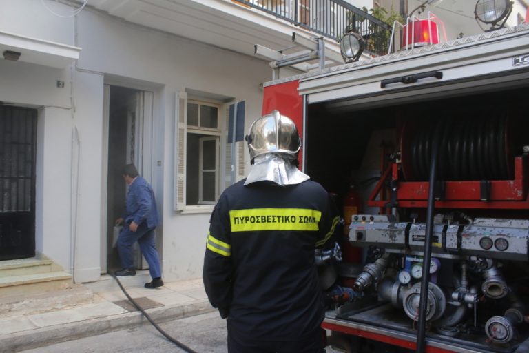 Λάρισα: Στις φλόγες μονοκατοικία στη Χαραυγή – Στο νοσοκομείο μια γυναίκα | Newsit.gr Λάρισα: Στις φλόγες μονοκατοικία στη Χαραυγή – Στο νοσοκομείο μια γυναίκα | Newsit.gr