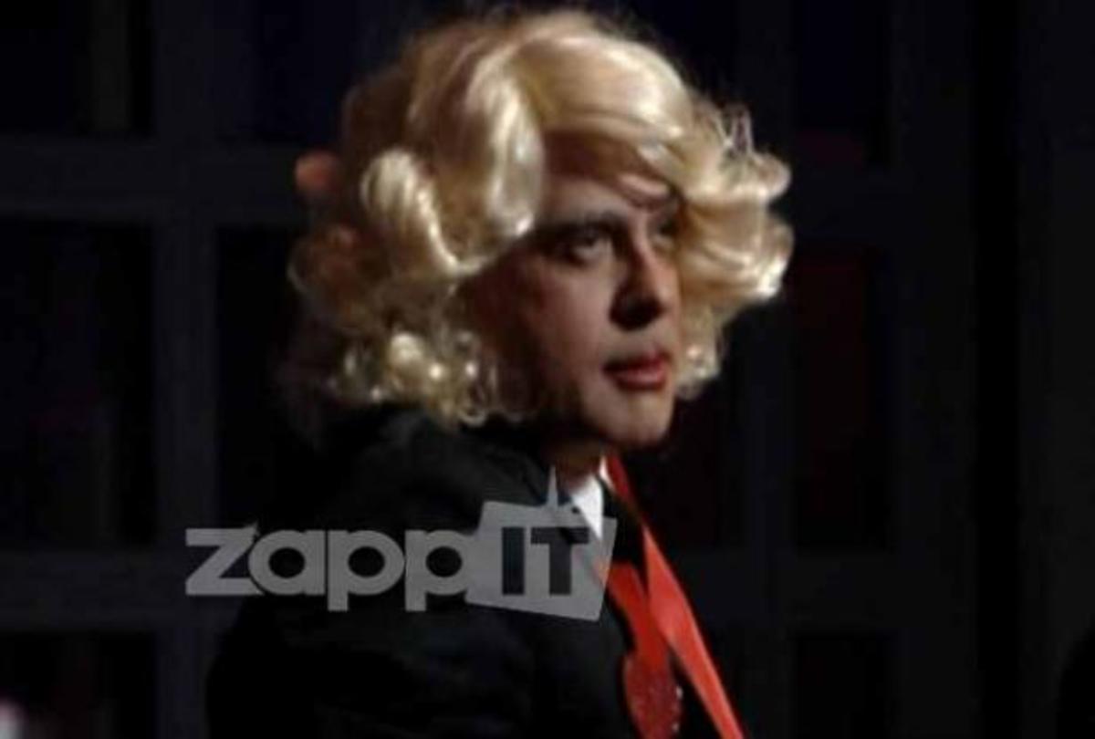 Γιατί ο Φώτης Σεργουλόπουλος ντύθηκε γυναίκα και έβαλε ξανθιά περούκα; | Newsit.gr Γιατί ο Φώτης Σεργουλόπουλος ντύθηκε γυναίκα και έβαλε ξανθιά περούκα; | Newsit.gr