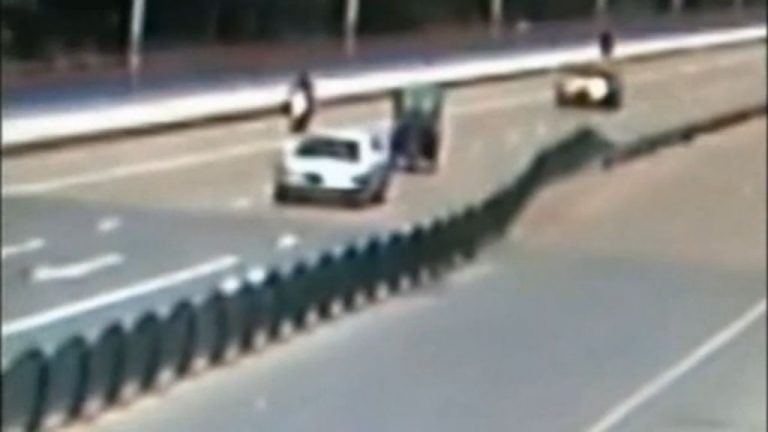 Το διαχωριστικό του δρόμου έπεσε σαν… ντόμινο! ΒΙΝΤΕΟ | Newsit.gr Το διαχωριστικό του δρόμου έπεσε σαν… ντόμινο! ΒΙΝΤΕΟ | Newsit.gr
