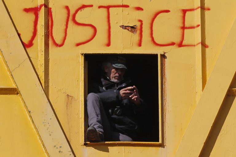 Είναι σκαρφαλωμένος 3 μέρες σε γερανό γιατί δεν μπορεί να δει το παιδί του! | Newsit.gr Είναι σκαρφαλωμένος 3 μέρες σε γερανό γιατί δεν μπορεί να δει το παιδί του! | Newsit.gr