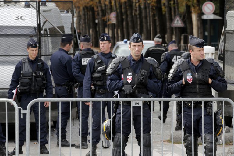 60 αστυνομικοί και 30 δημοσιογράφοι για … έναν διαδηλωτή για τις γελοιγραφίες του Μωάμεθ | Newsit.gr 60 αστυνομικοί και 30 δημοσιογράφοι για … έναν διαδηλωτή για τις γελοιγραφίες του Μωάμεθ | Newsit.gr