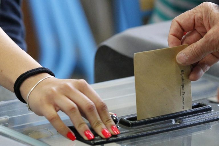 «Εχθρός» του Ολάντ η αποχή | Newsit.gr «Εχθρός» του Ολάντ η αποχή | Newsit.gr