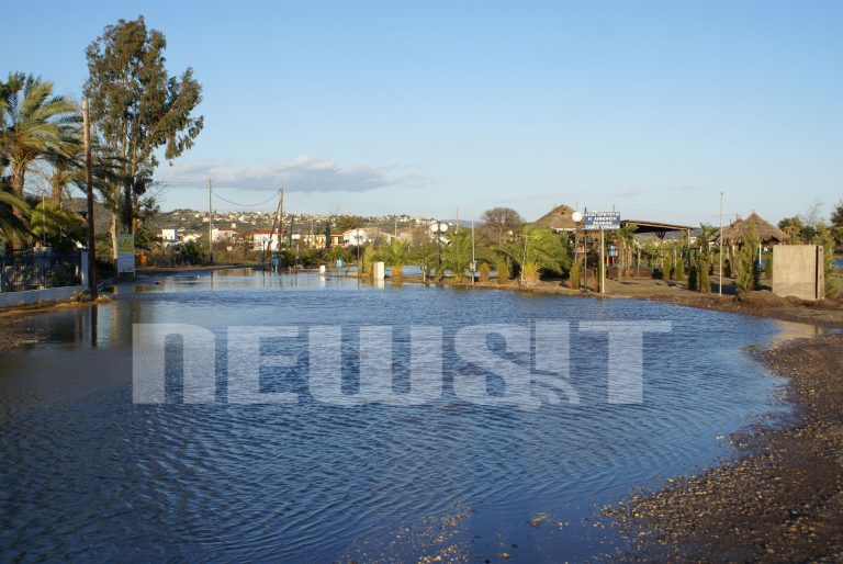 Θέριεψε η θάλασσα και στην…Φθιώτιδα | Newsit.gr Θέριεψε η θάλασσα και στην…Φθιώτιδα | Newsit.gr