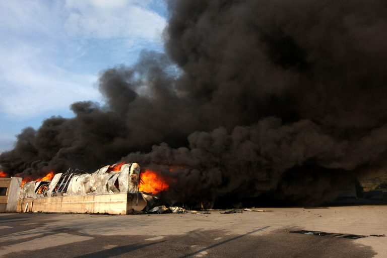 Θεσσαλονίκη: Φωτιά σε εργοστάσιο! | Newsit.gr Θεσσαλονίκη: Φωτιά σε εργοστάσιο! | Newsit.gr