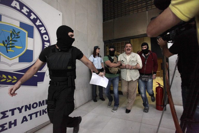 Άλλα 9 εντάλματα σύλληψης χρυσαυγιτών | Newsit.gr Άλλα 9 εντάλματα σύλληψης χρυσαυγιτών | Newsit.gr