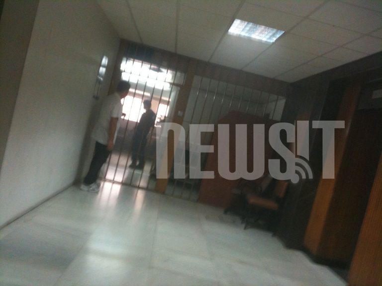 Έβαλε φωτιά γιατί είναι 6 μήνες στα κρατητήρια της ΓΑΔΑ | Newsit.gr Έβαλε φωτιά γιατί είναι 6 μήνες στα κρατητήρια της ΓΑΔΑ | Newsit.gr