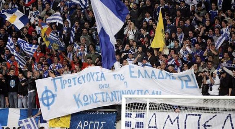 «Μπάλα» στα γήπεδα παίζει η Χρυσή Αυγή | Newsit.gr «Μπάλα» στα γήπεδα παίζει η Χρυσή Αυγή | Newsit.gr