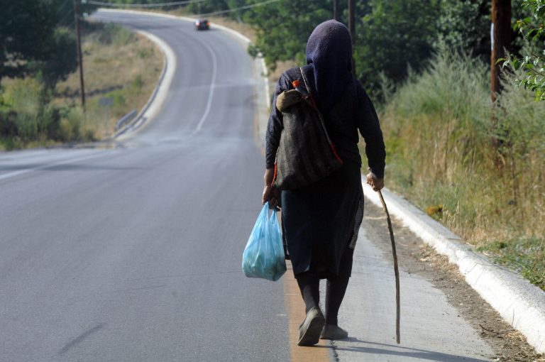 Έσερνε τη γιαγιά από την αλυσίδα που φορούσε στο λαιμό… | Newsit.gr Έσερνε τη γιαγιά από την αλυσίδα που φορούσε στο λαιμό… | Newsit.gr