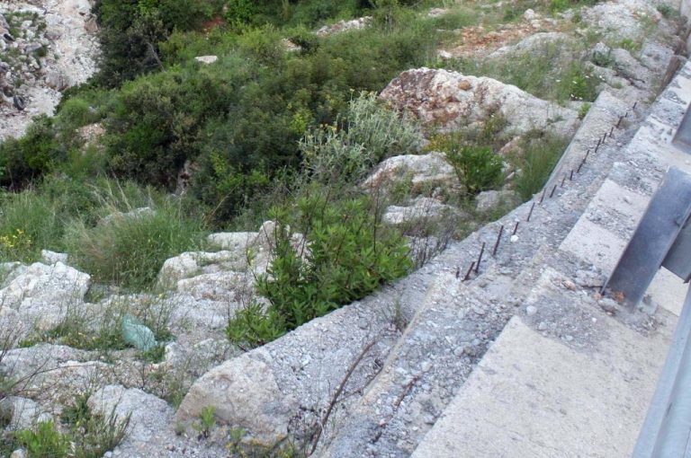 Κρήτη: Αυτοκίνητο «βούτηξε» σε γκρεμό | Newsit.gr Κρήτη: Αυτοκίνητο «βούτηξε» σε γκρεμό | Newsit.gr