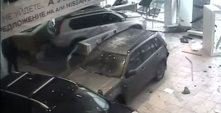 Γυναικολόγος μπούκαρε με το αμάξι του σε κατάστημα αυτοκινήτων – ΒΙΝΤΕΟ | Newsit.gr Γυναικολόγος μπούκαρε με το αμάξι του σε κατάστημα αυτοκινήτων – ΒΙΝΤΕΟ | Newsit.gr