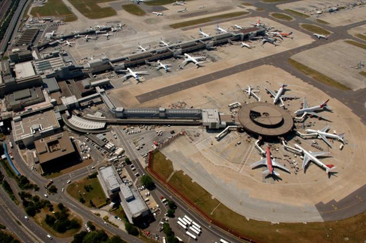 Κλειστό το αεροδρόμιο του Gatwick – Αναγκαστική προσγείωση έκανε αεροπλάνο | Newsit.gr Κλειστό το αεροδρόμιο του Gatwick – Αναγκαστική προσγείωση έκανε αεροπλάνο | Newsit.gr