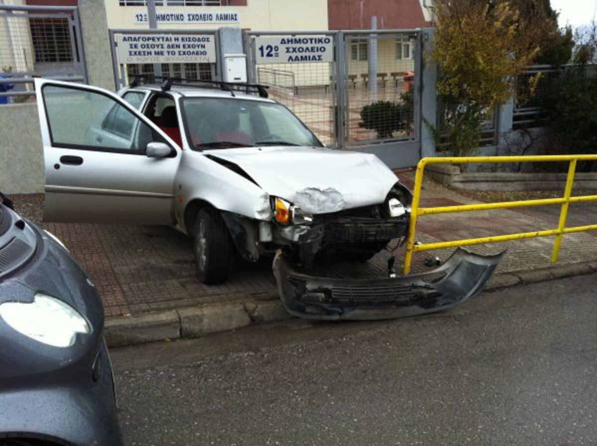 Λαμία: Αυτοκίνητο πέφτει πάνω στην είσοδο σχολείου | Newsit.gr Λαμία: Αυτοκίνητο πέφτει πάνω στην είσοδο σχολείου | Newsit.gr