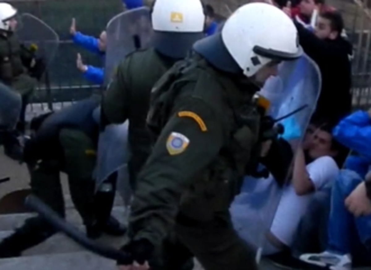 Καταγγελίες για άγρια επίθεση από ΜΑΤ σε οπαδούς (ΦΩΤΟ&ΒΙΝΤΕΟ) | Newsit.gr Καταγγελίες για άγρια επίθεση από ΜΑΤ σε οπαδούς (ΦΩΤΟ&ΒΙΝΤΕΟ) | Newsit.gr