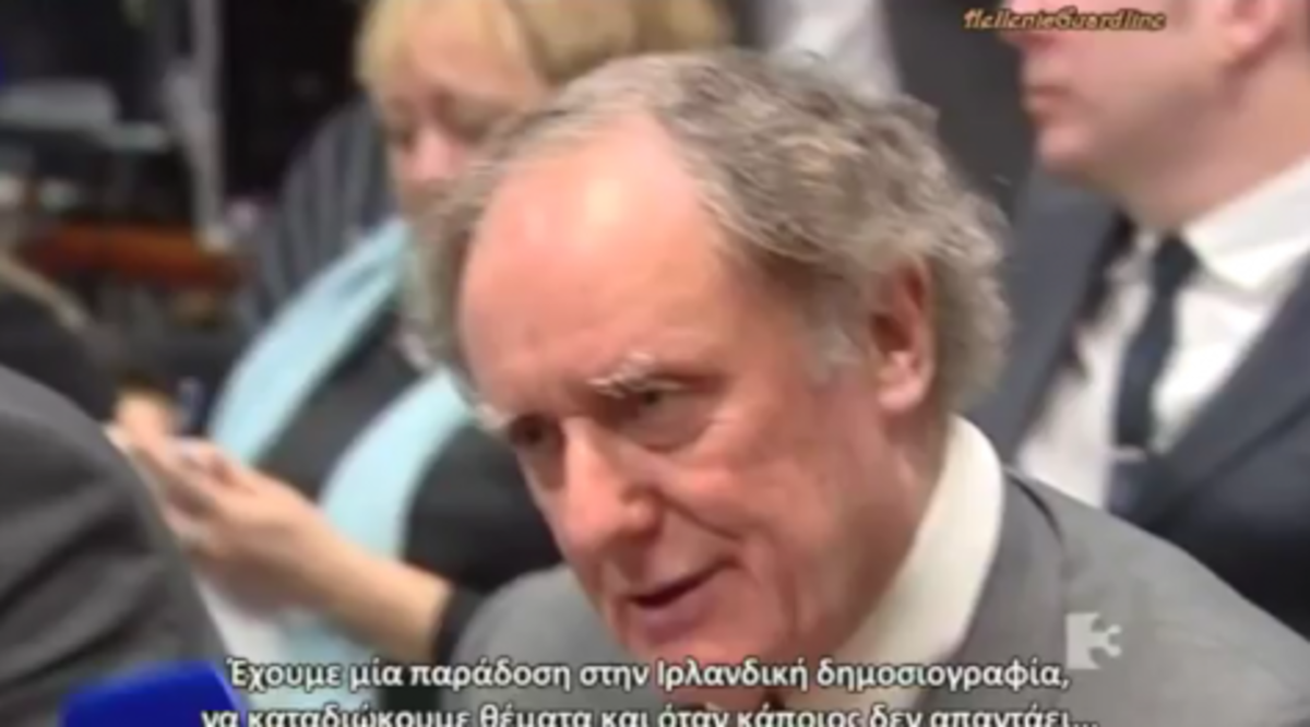 Ιρλανδός δημοσιογράφος «κολλάει» στο τοίχο τραπεζίτη της Ευρωπαϊκής Κεντρικής Τράπεζας -Βίντεο | Newsit.gr Ιρλανδός δημοσιογράφος «κολλάει» στο τοίχο τραπεζίτη της Ευρωπαϊκής Κεντρικής Τράπεζας -Βίντεο | Newsit.gr