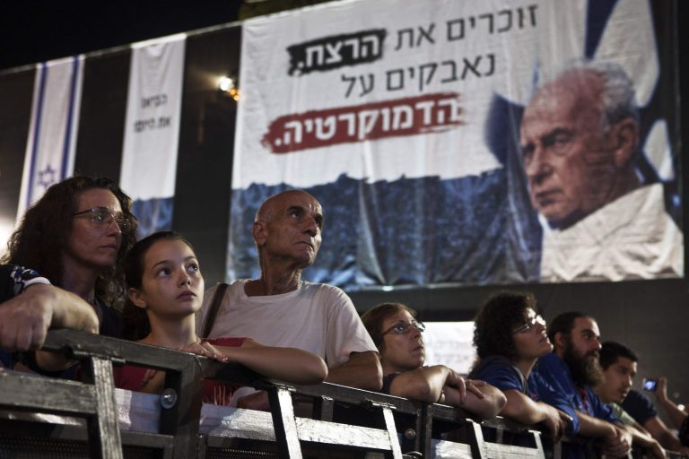 Πέρασαν 17 χρόνια όμως δεν ξέχασαν τον Γιτζάκ Ράμπιν | Newsit.gr Πέρασαν 17 χρόνια όμως δεν ξέχασαν τον Γιτζάκ Ράμπιν | Newsit.gr