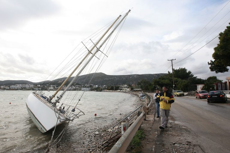 Βγήκαν … καράβια στη στεριά στο Πόρτο Ράφτη | Newsit.gr Βγήκαν … καράβια στη στεριά στο Πόρτο Ράφτη | Newsit.gr