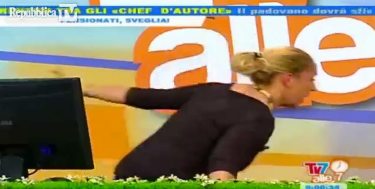 Κατάλαβε το σεισμό και… μην την είδατε! – Ο πανικός Ιταλίδας παρουσιάστριας σε απευθείας μετάδοση! | Newsit.gr Κατάλαβε το σεισμό και… μην την είδατε! – Ο πανικός Ιταλίδας παρουσιάστριας σε απευθείας μετάδοση! | Newsit.gr