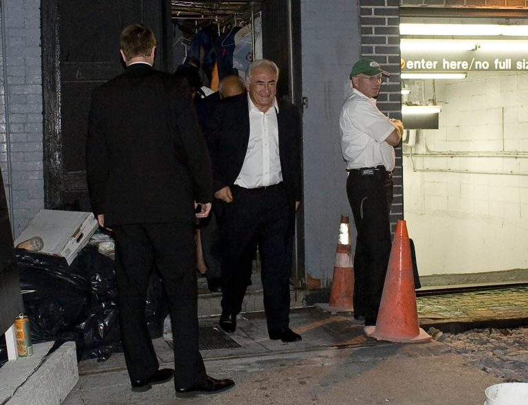 Η πρώτη έξοδος του Στρος Καν σε ιταλικό εστιατόριο – Δείτε το βίντεο | Newsit.gr Η πρώτη έξοδος του Στρος Καν σε ιταλικό εστιατόριο – Δείτε το βίντεο | Newsit.gr