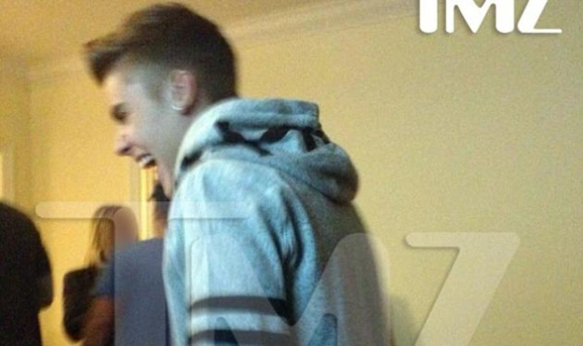 Justin Bieber: Φωτογραφίες τον δείχνουν να καπνίζει μαριχουάνα! | Newsit.gr Justin Bieber: Φωτογραφίες τον δείχνουν να καπνίζει μαριχουάνα! | Newsit.gr