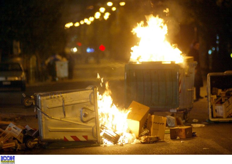 Θεσσαλονίκη: Πυρπόλησαν κάδους σκουπιδιών | Newsit.gr Θεσσαλονίκη: Πυρπόλησαν κάδους σκουπιδιών | Newsit.gr