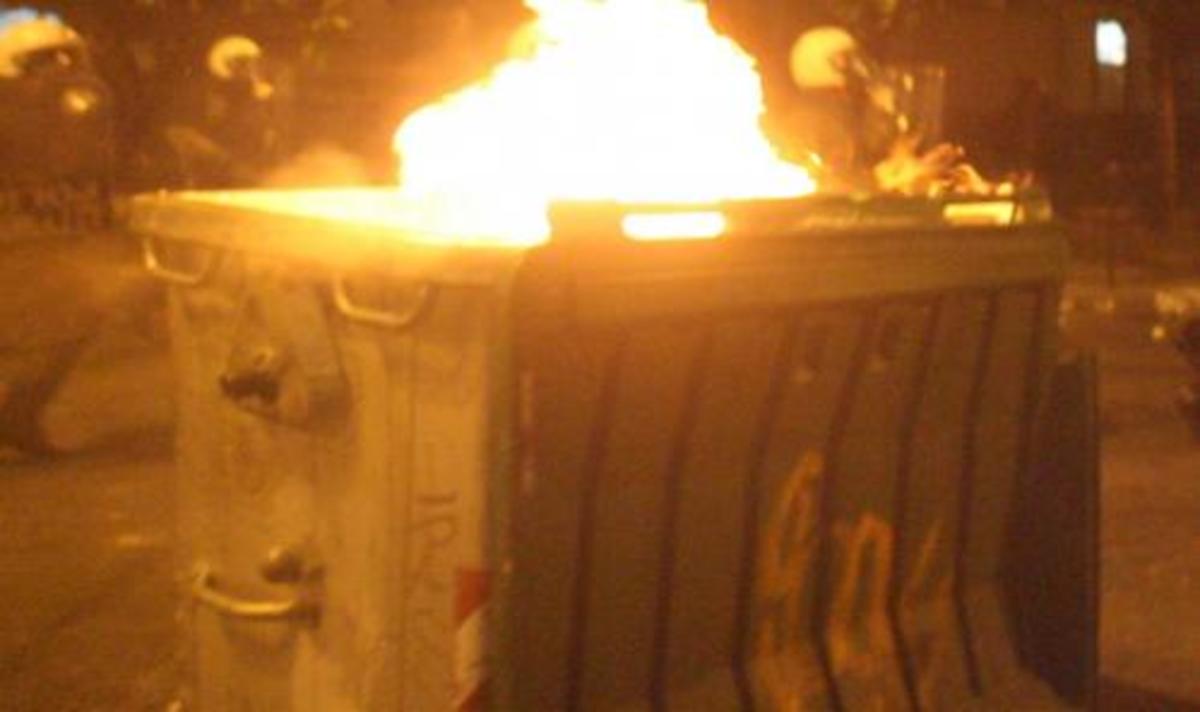 Η νύχτα με τα «μπουρλότα» στον Εύοσμο | Newsit.gr Η νύχτα με τα «μπουρλότα» στον Εύοσμο | Newsit.gr