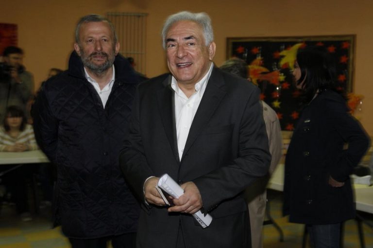 Χαλαρός και χαμογελαστός ψήφισε ο Στρος Καν – ΦΩΤΟ | Newsit.gr Χαλαρός και χαμογελαστός ψήφισε ο Στρος Καν – ΦΩΤΟ | Newsit.gr