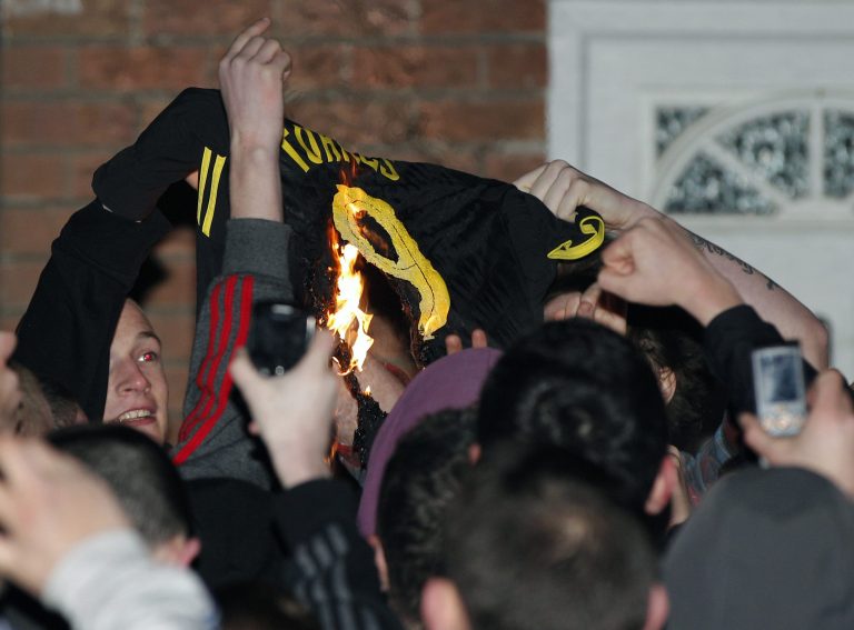 Στην Τσέλσι ο Τόρες! – Έκαψαν τις φανέλες του στο Λίβερπουλ | Newsit.gr Στην Τσέλσι ο Τόρες! – Έκαψαν τις φανέλες του στο Λίβερπουλ | Newsit.gr