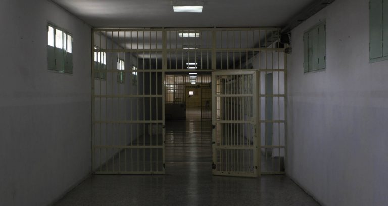 Κατεπείγουσα προκαταρκτική εξέταση για το χαβιάρι και το σολομό στις φυλακές | Newsit.gr Κατεπείγουσα προκαταρκτική εξέταση για το χαβιάρι και το σολομό στις φυλακές | Newsit.gr
